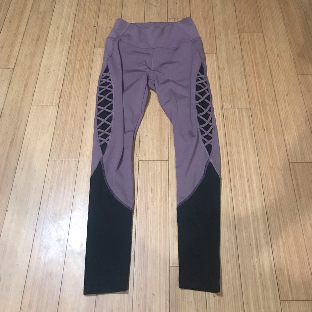 Workout leggings with crisscross down the sides